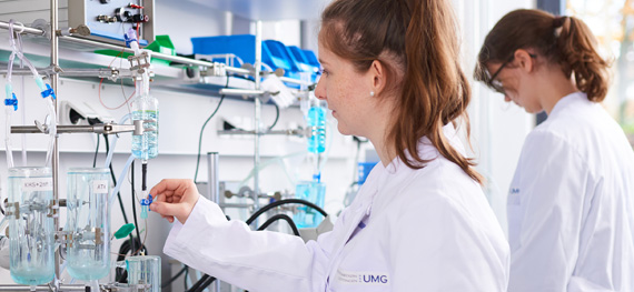 Two molecular medicine students in a lab