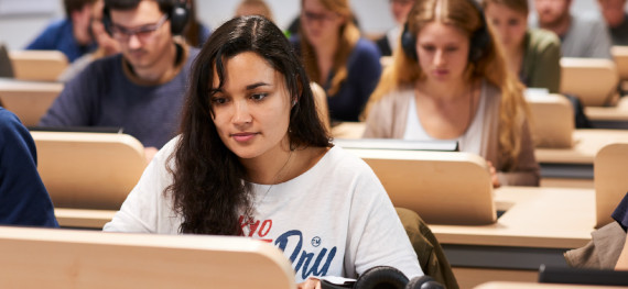 Studenten im E-Klausurenraum