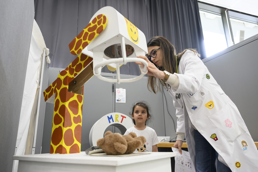 Bild zur Presse-News "Teddybärkrankenhaus – professionelle Hilfe für kranke Kuscheltiere"