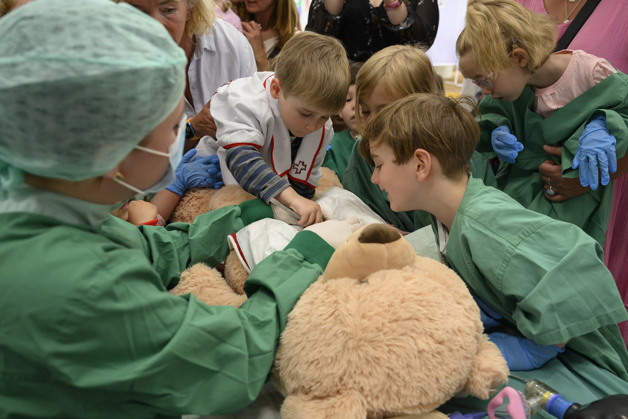 Bild zur Presse-News "Teddybärkrankenhaus – professionelle Hilfe für kranke Kuscheltiere"
