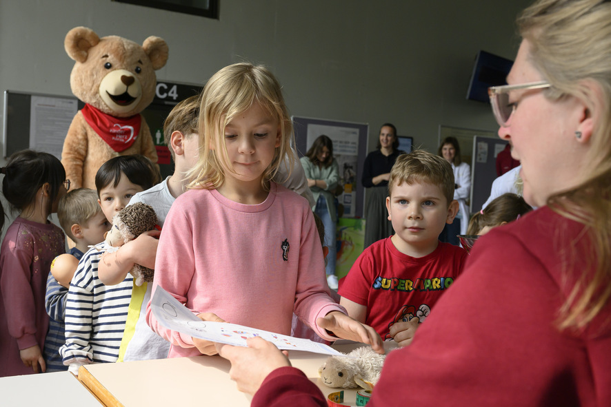 Bild zur Presse-News "Teddybärkrankenhaus – professionelle Hilfe für kranke Kuscheltiere"