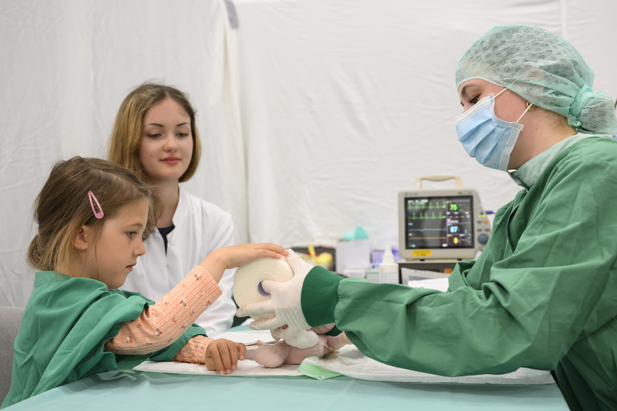 Bild zur Presse-News "Teddybärkrankenhaus – professionelle Hilfe für kranke Kuscheltiere"