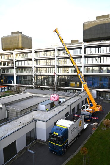 Foto zur Presse-News Nachhaltiges MRT schwebt an der UMG ein