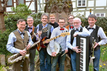 Link zur Presseinformation Nr. 071 zum Thema "UMG Kultur-Abend: SWINGING AMATÖRS im Patientengarten"