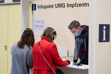 Link zur Presseinformation Nr. 044 / 2021 zum Thema „Oster-Blitzaktion: UMG-Impfzentrum impft Mitarbeitende“