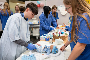 Bild zur Presseinformation "Von Forschung bis Pflege – Berufliche Vielfalt der UMG am Zukunftstag erleben"