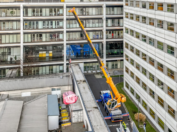 Foto zu: Nachhaltiges MRT schwebt an der UMG ein