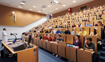 Ein Hörsaal voller Studenten.