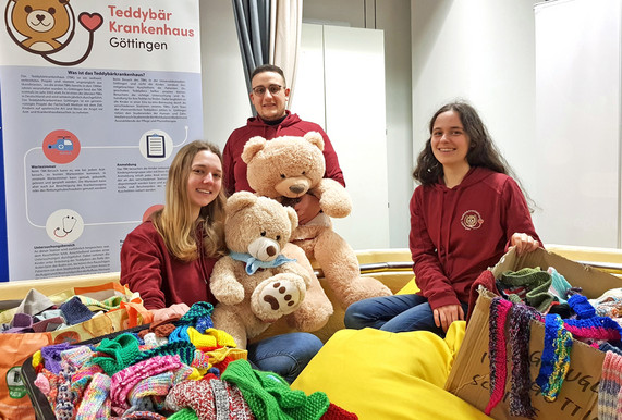 Presse-News zum Thema "4.000 Schals für Kuscheltiere – Teddy-Docs der Universitätsmedizin Göttingen sagen Danke!"
