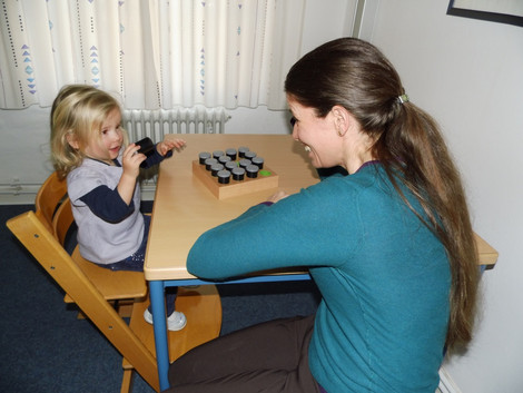 Logopädische Therapie an der Universitätsmedizin Göttingen: Eine Logopädin spielt mit einem Mädchen.
