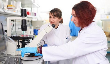 Zwei Forscherinnen im Labor