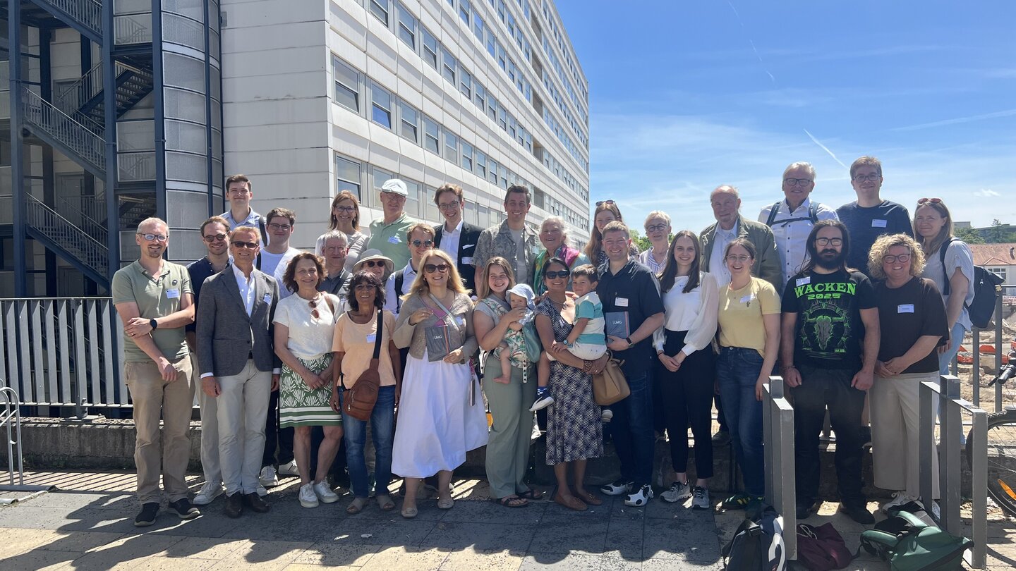 Das Bild ist ein Gruppenfoto aller Alumni und Interessierten, die beim Alumni-Tag 2026 des Chapter Medizins der Universität Göttingen teilgenommen haben. Es zeigt die Gruppe vor der Baugrube des NIKO der Universitätsmedizin Göttingen im Zuge der Baustellenführung.