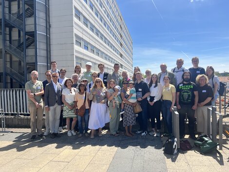 Das Bild ist ein Gruppenfoto aller Alumni und Interessierten, die beim Alumni-Tag 2026 des Chapter Medizins der Universität Göttingen teilgenommen haben. Es zeigt die Gruppe vor der Baugrube des NIKO der Universitätsmedizin Göttingen im Zuge der Baustellenführung.