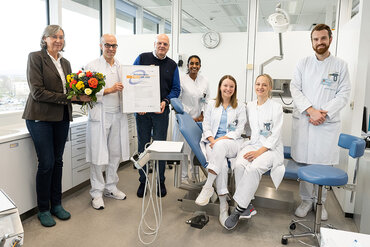 Bild zur Presseinformation "UMG-Vereinbarkeitspreis 2024: Kieferorthopäde für besonderen Einsatz in der Weiterqualifizierung von Mitarbeitenden ausgezeichnet"