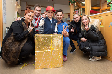 Übergabe eines SIDO-Geschenksets auf der Kinderkrebsstation der UMG