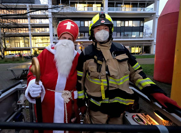 Link zur Presseinformation Nr. 174 zum Thema "Sondereinsatz für den Nikolaus: Geschenke für die Kinder im Uniklinikum kommen mit der Feuerwehr"