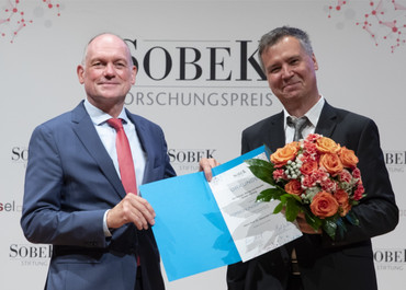Link zur Presseinformation Nr. 104 / 2022 zum Thema "Prof. Alexander Flügel erhält Sobek-MS-Forschungspreis 2021"