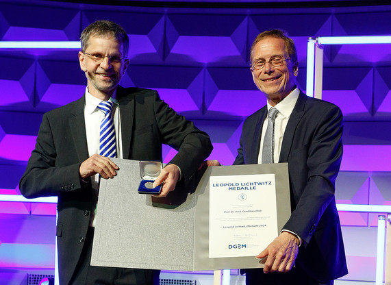 Presseinformation zum Thema "Auszeichnung für Lebenwerk: Leopold-Lichtwitz-Medaille an Prof. Dr. Gerd Hasenfuß von der Universitätsmedizin Göttingen verliehen"