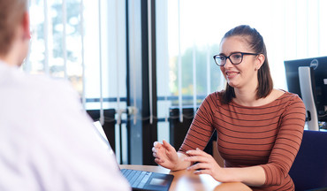 Eine Personalarbeiterin und ein Arbeitnehmer im Gespräch.