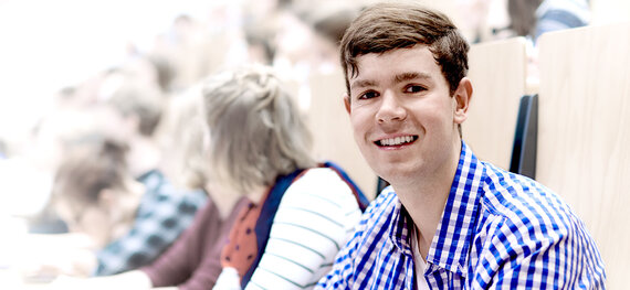 Ein Student in einem Hörsaal