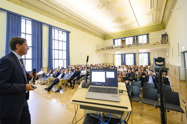 Link zur Presseinformation Nr. 110 / 2023 "20 Jahre „Molekulare Medizin“: Feierstunde der Medizinischen Fakultät"