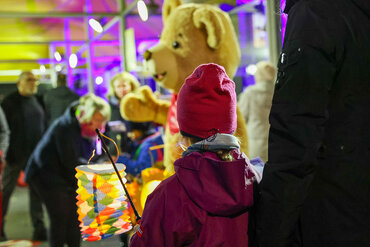 Bild zur Presse-News "Weltfrühgeborenentag 2025: Bunte Laternen im lila Licht"
