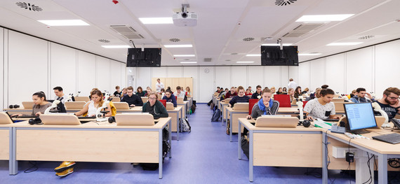 Blick in den Seminarraum: Studierende der Universitätsmedizin Göttingen recherchieren am PC zu Herzerkrankungen