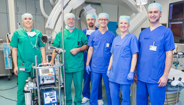 Cardiac Arrest Team im Herzkatheterlabor (v.l.): Michaela Walter (Kardiotechnikerin), Dr. Dieter Zenker (Bereichsleiter Rhythmuschirurgie), Dr. Ruben Evertz (Facharzt Klinik für Kardiologie und Pneumologie), Prof. Dr. Claudius Jacobshagen, (Ltd. Oberarzt der Klinik für Kardiologie und Pneumologie), Ina Hey (Gesundheits- und Krankenpflegerin) und Tobias Dohle (Gesundheits- und Krankenpfleger). Foto: umg/hzg/Szikszay