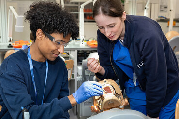 Bild zur Presseinformation "Von Forschung bis Pflege – Berufliche Vielfalt der UMG am Zukunftstag erleben"