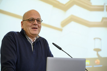 Link zur Presseinformation Nr. 110 / 2023 "20 Jahre „Molekulare Medizin“: Feierstunde der Medizinischen Fakultät"