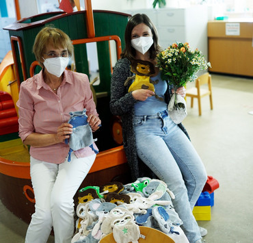 Anke Trebing übergibt gespendete Schnuffeltücher an die Spieltherapeutin der Kinderherzklinik der UMG Maja Steinsiek