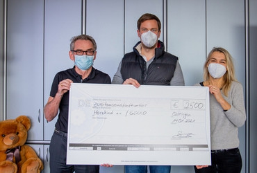 Göttinger übergibt Spende in Höhe von 2500 Euro an die Klinik für Pädiatrische Kardiologie, Intensivmedizin und Neonatologie