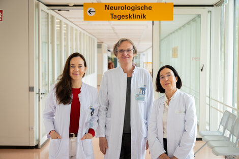 Leitung_Epilepsiezentrum_Universitätsmedizin_Göttingen Auf dem Bild zu sehen sind PD Dr. Charlotte Flüh, Prof. Niels Focke und Dr. Dagmar Weise (v.l.), die gemeinsam die Leitung des Epilepsiezentrums bilden.