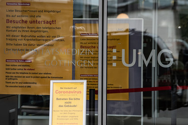 Besucherstopp an UMG gilt weiter: Foto vom Haupteingang des Universitätsklinikums