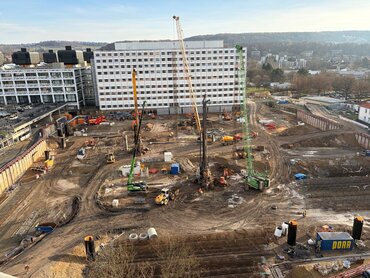 Bild zur Presse-News "Halbzeit bei Bohrarbeiten: Die Hälfte der Stahlbetonpfähle des UMG-Neubaus NIKO sind gesetzt"