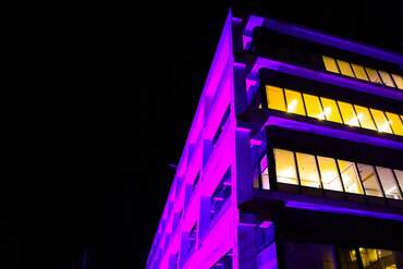 Bild zur Presse-News "Weltfrühgeborenentag 2025: Bunte Laternen im lila Licht"