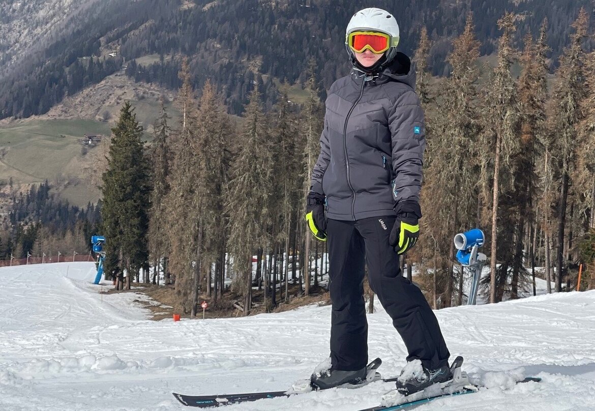 Das Bild zeigt unsere junge Epilepsie-Patientin Lena der Universitätsmedizin Göttingen beim Ski-fahren. Es zeigt, dass viele sportliche Aktivitäten und Erlebnisse auch mit der Krankheit möglich sind.er Krankheit möglich ist.