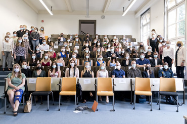Link zur Presseinformation Nr. 104 zum Thema "Erfolgreiches Examen: 57 Gesundheits- und Kranken- und Kinderkrankenpflegekräfte der UMG-Pflegefachschule aus sieben Nationen feiern – unter Coronabedingungen"