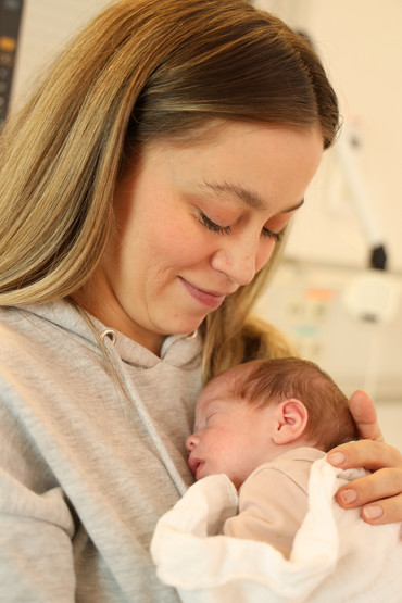 Link zur Presseinformation Nr. 103 / 2023 "Risiko überwunden: Langjährige Herzpatientin freut sich über gesunden Nachwuchs"