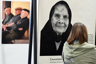 Link zur Presseinformation Nr. 129 / 2021 zum Thema „Young at Heart“: 60 Begegnungen mit dem Altern