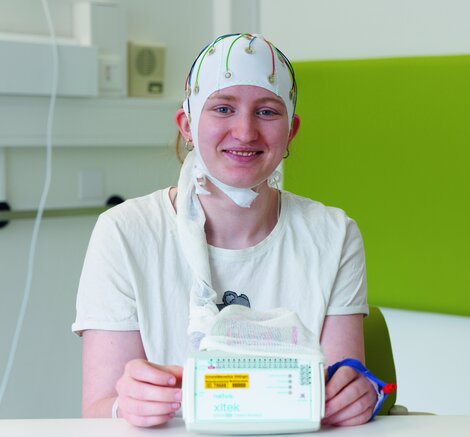 Lena-Epilepsie-Patientin-Universitätsmedizin-Göttingen-EEG-Helm Auf dem Bild zu sehen ist die junge Epilepsie-Patientin Lena der Universitätsmedizin Göttingen mit einem EEG-Helm.