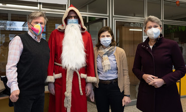 Link zur Presseinformation Nr. 162/2021 zum Thema "Weihnachtsmann, Kuscheltierimpfen, Gummibärchen: Advents-Impfaktion für 600 Kinder" "Weihnachtsmann, Kuscheltierimpfen, Gummibärchen: Advents-Impfaktion für 600 Kinder"