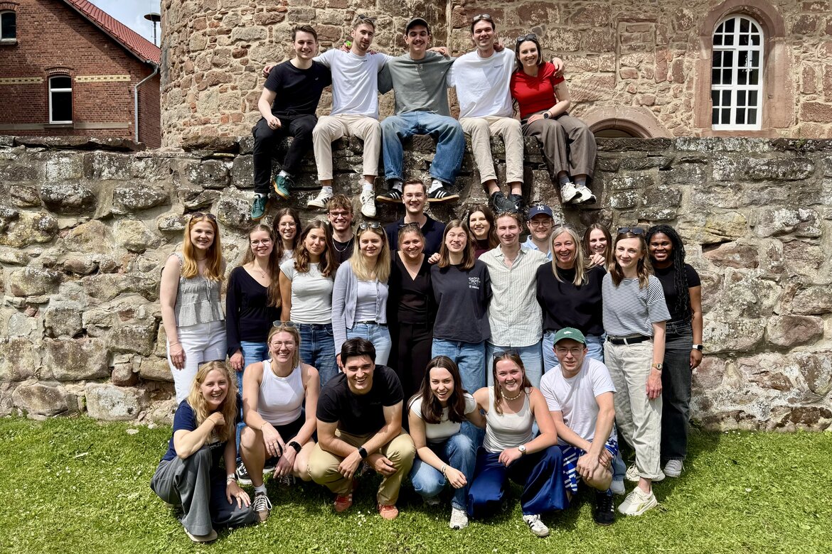 Gruppenbild der Tutor*innen und Leitung