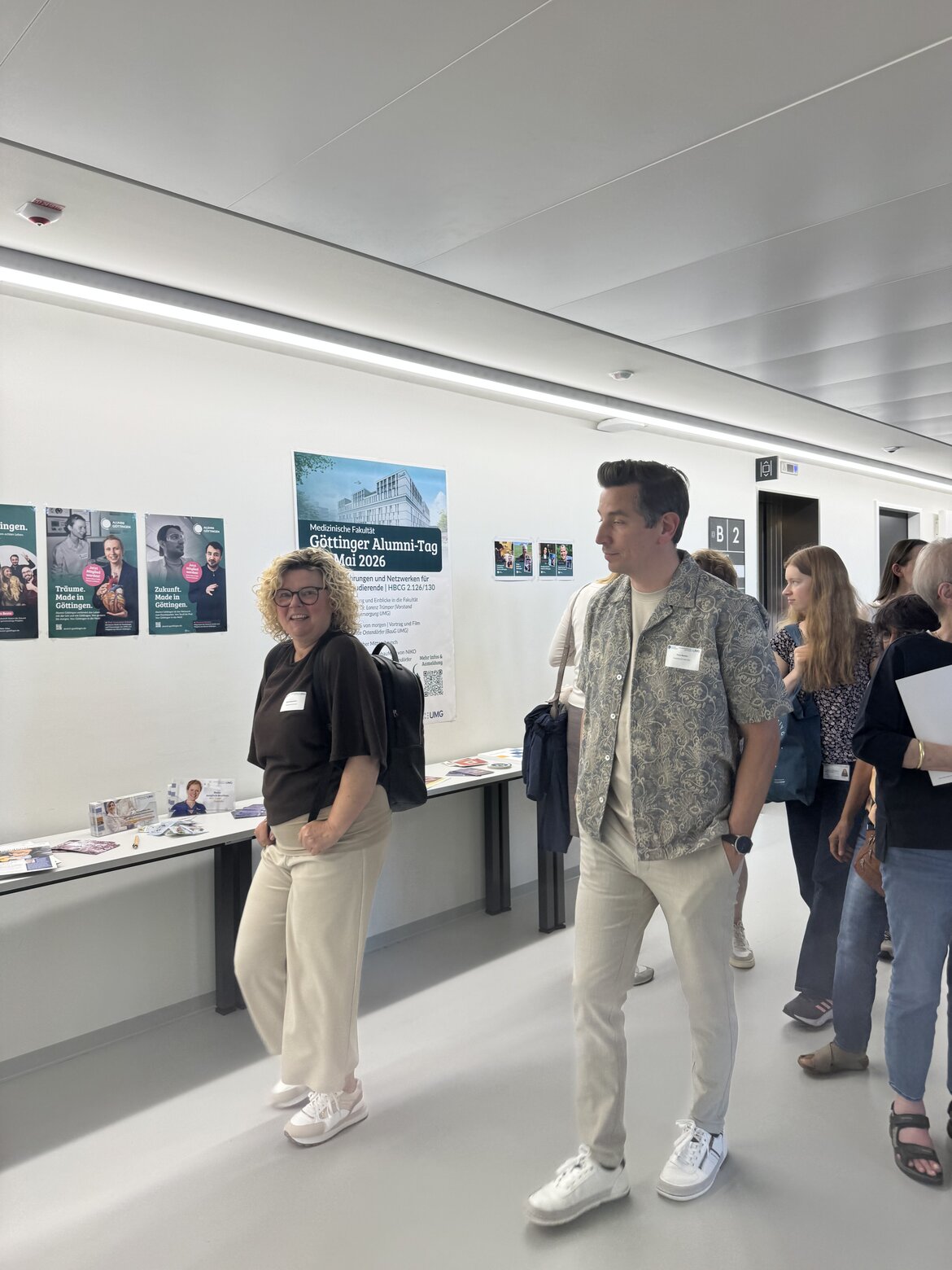 Das Bild ist am Alumni-Tag Medizin 2026 entstanden und zeigt Beate Ostendörfer und ihren Kollegen der Baugesellschaft der UMG auf dem Weg zur Baustellenführung mit den Alumni. 