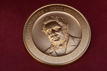 Link zur Presseinformation Nr. 101 / 2023 "Verleihung: Jacob-Henle-Medaille"