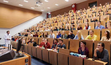 Vorlesung an der Universitätsmedizin Göttingen – Blick in den besetzten Hörsaal