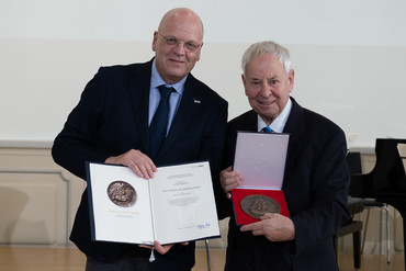 Link zur Presseinformation Nr. 129 / 2022 zum Thema "Prof. Dr. Wolfgang Steiner erhält die Albrecht von Haller-Medaille der Medizinischen Fakultät"