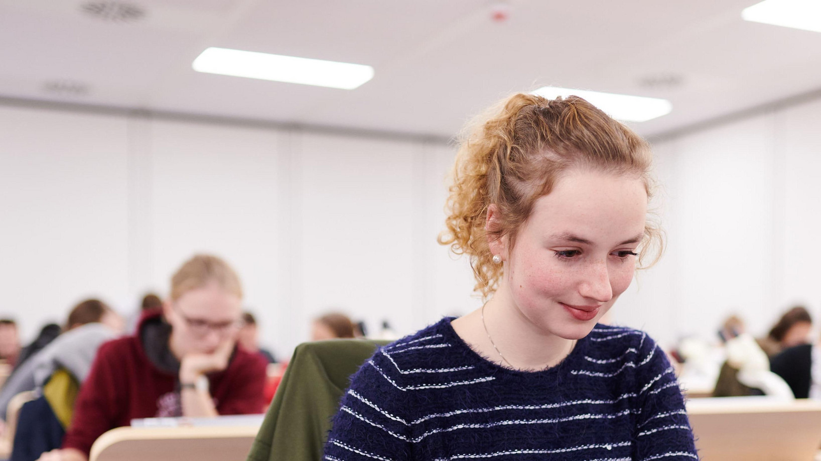 A student of human medicine in a lecture at the UMG