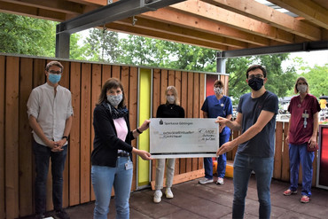 Übergabe der Waffelspenden für die Klinik-Clowns