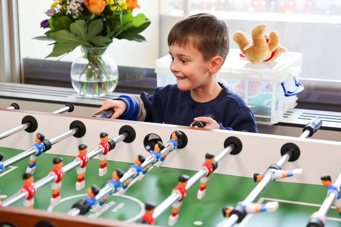 Auf dem Bild zu sehen ist der kleine Elias - Patient mit angeborenem Herzfehler in der Universitätsmedizin Göttingen. Er spielt mit dem Kicker in der neu eingerichteten Bewegungsinsel vor der Kinderkardiologischen Station